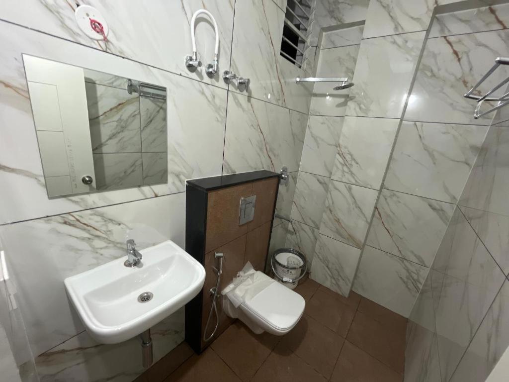 Seema Palace Inn 1 Km From Railwaystaion Mysore Buitenkant foto