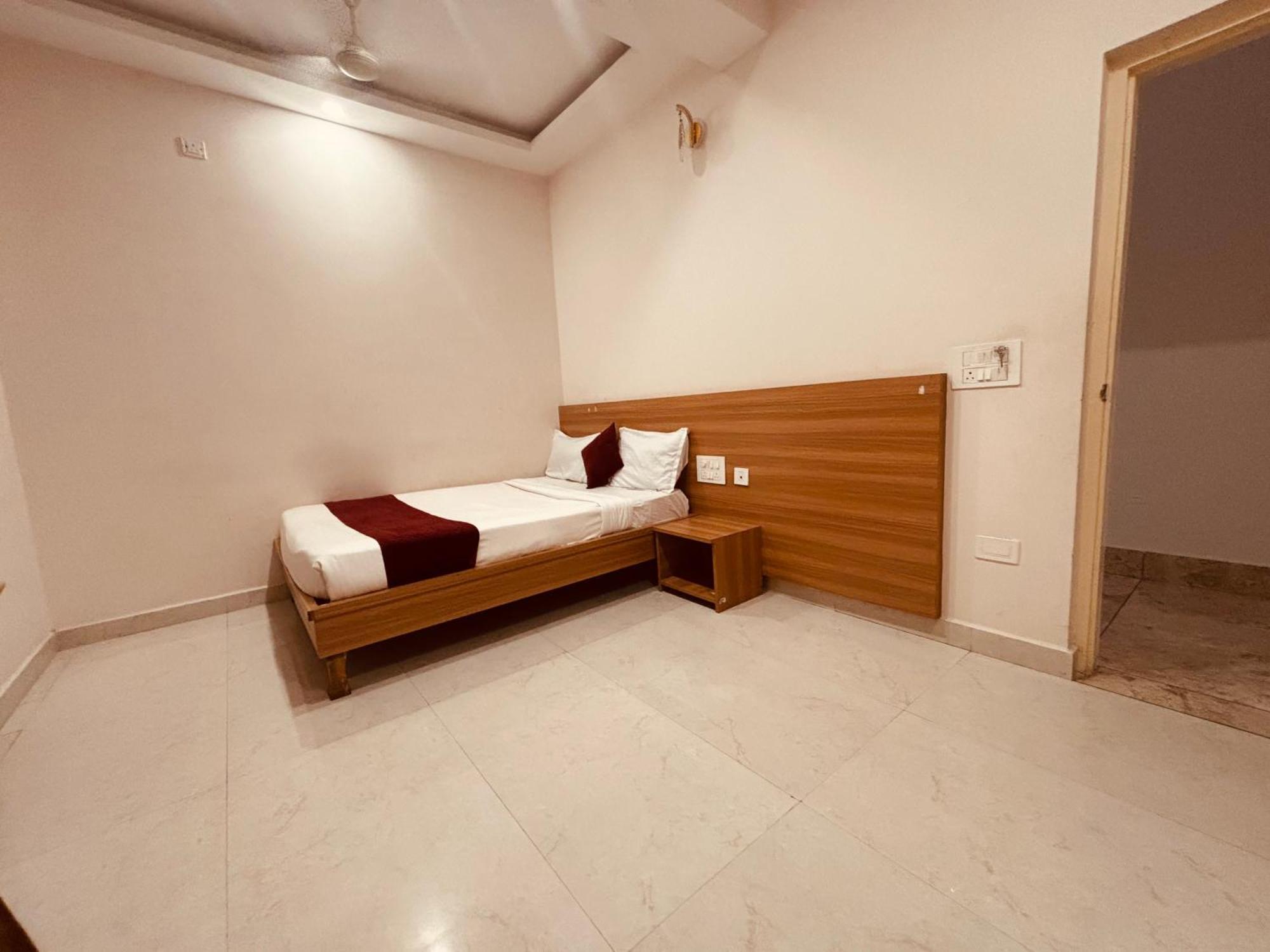 Seema Palace Inn 1 Km From Railwaystaion Mysore Buitenkant foto